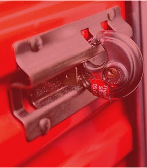 仓库大门上的大挂锁